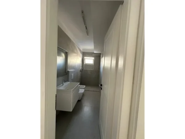 Tirane, shitet apartament 1+1 Kati 4, 52 m² 95.000 € (Pran komplekstit xhura)