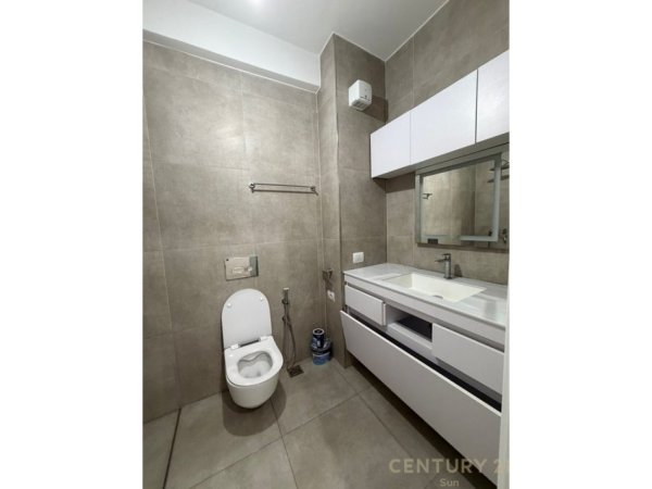 Tirane, jepet me qera zyre Kati 2, 65 m² 700 € (Komuna e Parisit)