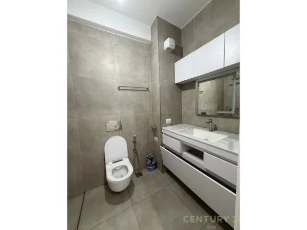 Tirane, jepet me qera zyre Kati 2, 65 m² 700 € (Komuna e Parisit)