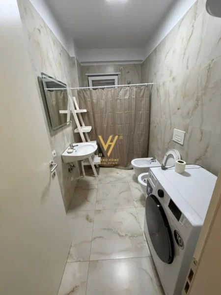 Tirane, jepet me qera apartament 1+1+Ballkon Kati 3, 75 m² 550 € (5 MAJI)
