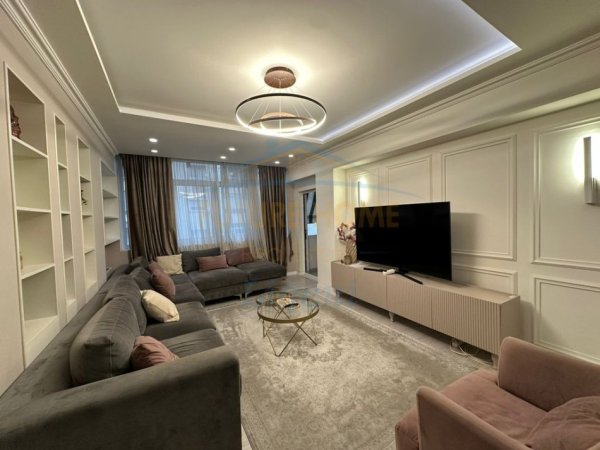 Tirane, jepet me qera apartament 3+1 Kati 3, 136 m² 1.500 € (Rruga Margarita Tutulani)