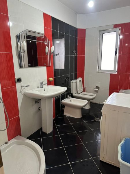 Tirane, jepet me qera apartament 2+1+Ballkon Kati 5, 85 m² 600 € (Ih parku, Globe)