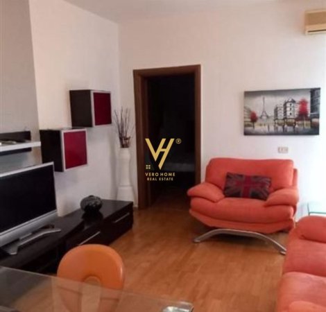 Tirane, jepet me qera apartament 1+1+Ballkon Kati 4, 74 m² 600 € (21 DHJETORI)