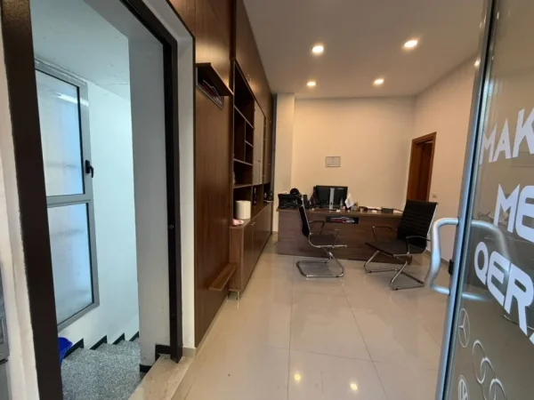 Jepet me qira ambient biznesi – 250 m² – pranë Prokurorisë, Tiranë