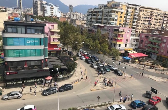 Tirane, jepet me qera ambjent biznesi Kati 0, 210 m² 600 € (21 Dhjetori)
