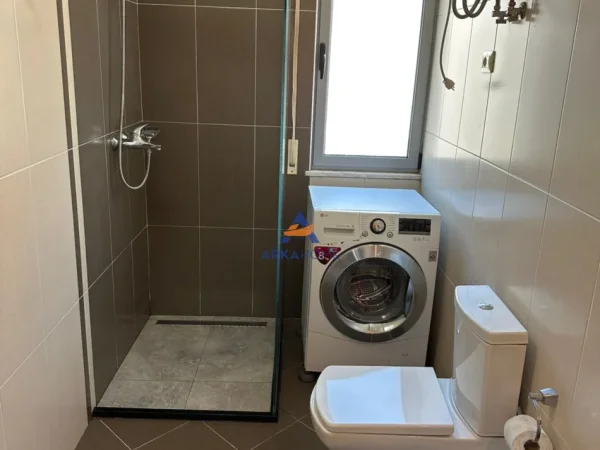 Tirane, jepet me qera apartament 1+1+Ballkon Kati 4, 70 m² 700 € 