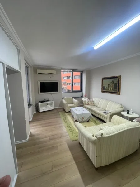 Tirane, jepet me qera apartament 2+1+Ballkon Kati 4, 100 m² 1.500 € (Qender)