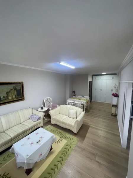 Tirane, jepet me qera apartament 2+1+Ballkon Kati 4, 100 m² 1.500 € (Qender)