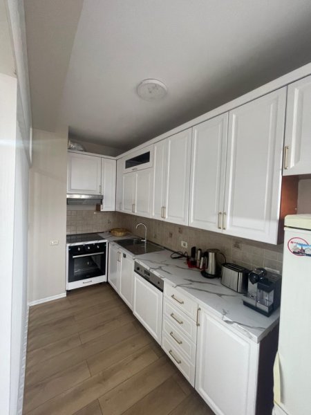 Tirane, jepet me qera apartament 2+1+Ballkon Kati 4, 100 m² 1.500 € (Qender)