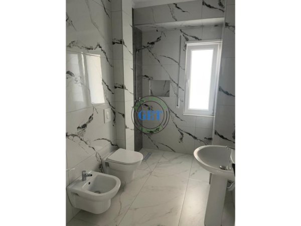 Tirane, jepet me qera apartament 2+1 Kati 1, 116 m² 400 € (Institut Kamëz)