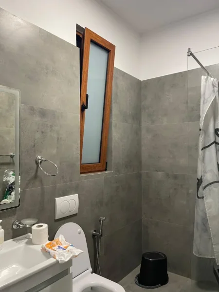 Tirane, jepet me qera apartament 2+1+Ballkon Kati 1, 75 m² 700 € (SELITE)