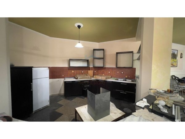 Tirane, jepet me qera apartament 3+1 Kati 1, 350 m² 2.000 € 