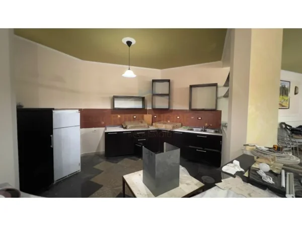 Tirane, jepet me qera apartament 3+1 Kati 1, 350 m² 2.000 € 