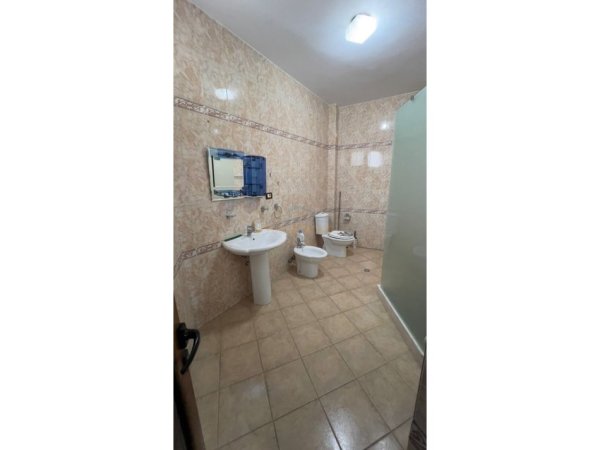 Tirane, jepet me qera apartament 3+1 Kati 1, 350 m² 2.000 € 