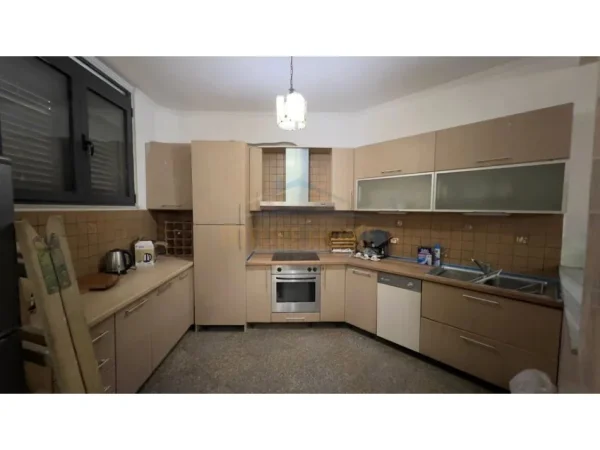 Tirane, jepet me qera apartament 3+1 Kati 1, 350 m² 2.000 € 