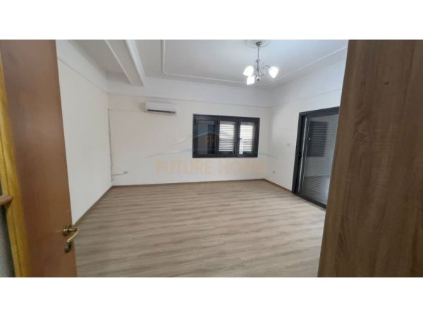 Tirane, jepet me qera apartament 3+1 Kati 1, 350 m² 2.000 € 