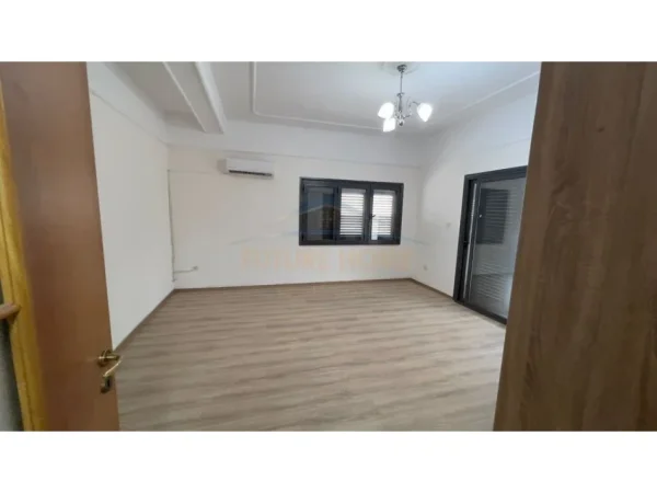 Tirane, jepet me qera apartament 3+1 Kati 1, 350 m² 2.000 € 