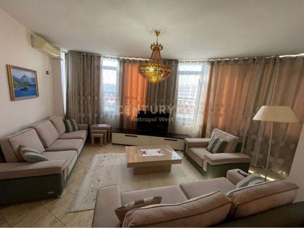 Tirane, jepet me qera apartament 1+1 Kati 3, 80 m² 550 € (tregu elektrik)