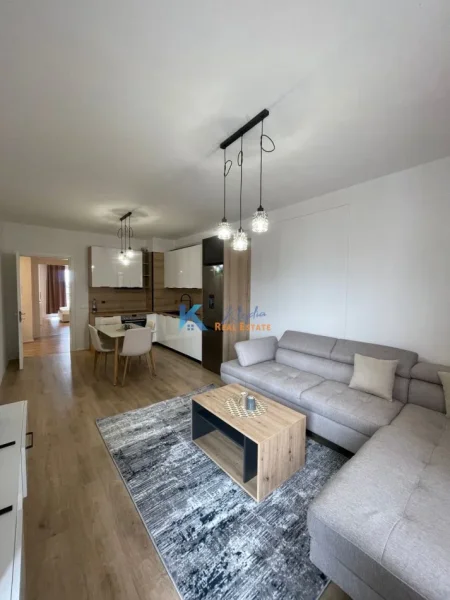 Tirane, jap me qera apartament 2+1+Ballkon Kati 6, 100 m² 600 € (Univers City)