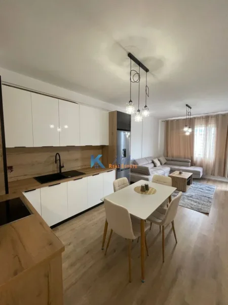 Tirane, jap me qera apartament 2+1+Ballkon Kati 6, 100 m² 600 € (Univers City)