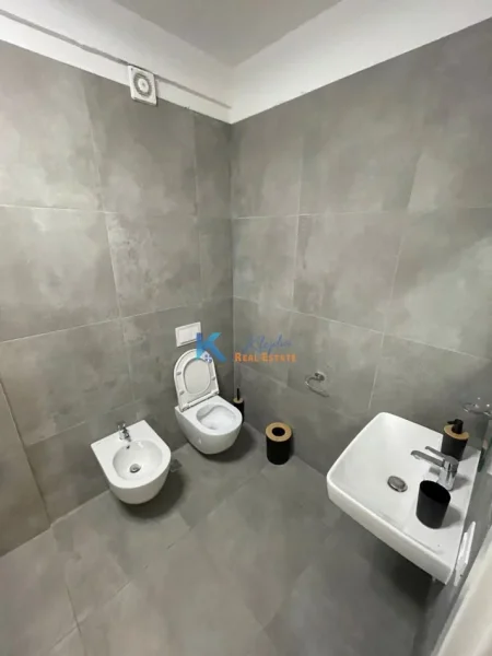 Tirane, jap me qera apartament 2+1+Ballkon Kati 6, 100 m² 600 € (Univers City)