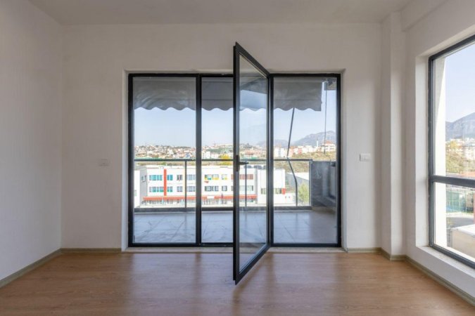 Tirane, jepet me qera apartament 2+1+Ballkon Kati 3, 112 m² 400 € (ne fund te rruges 5 Maji Tirane.)