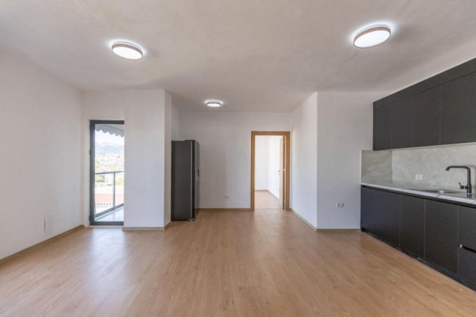 Tirane, jepet me qera apartament 2+1+Ballkon Kati 3, 112 m² 400 € (ne fund te rruges 5 Maji Tirane.)