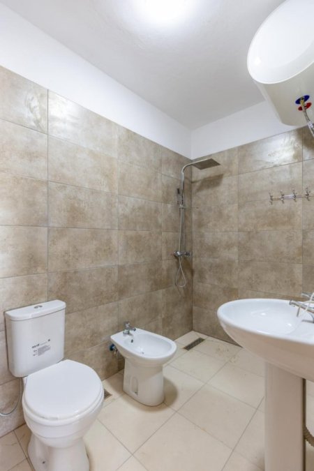 Tirane, jepet me qera apartament 2+1+Ballkon Kati 3, 112 m² 400 € (ne fund te rruges 5 Maji Tirane.)