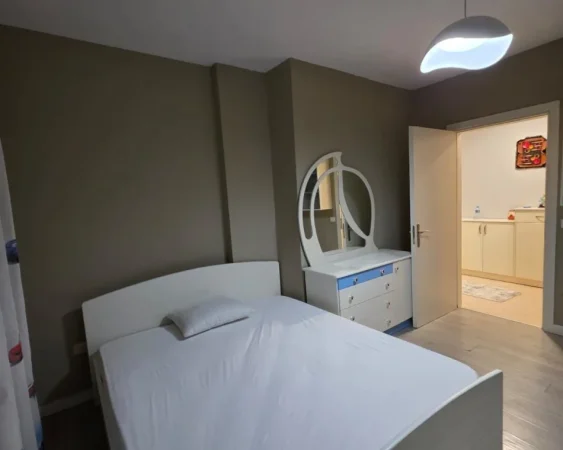 Tirane, jepet me qera apartament 2+1+Ballkon Kati 3, 93 m² 500 € (YZBERISHT)