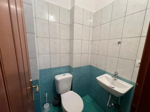 Tirane, jepet me qera apartament 2+1+Aneks+Ballkon Kati 4, 450 € (rr. Shote Galica)