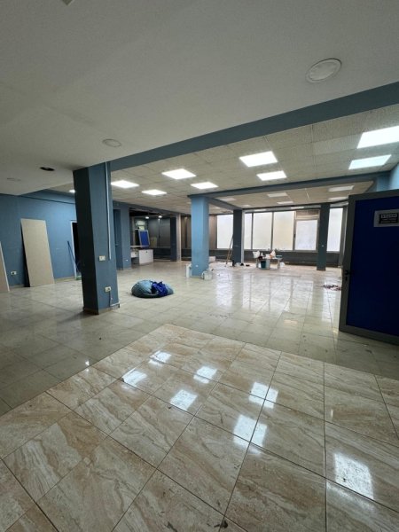 Tirane, jepet me qera ambjent biznesi Kati 2, 200 m² 2.300 € (Kryqezimi Farmacia 10)