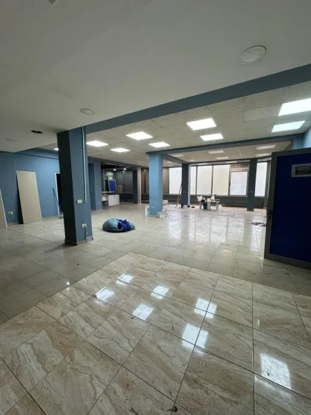 Tirane, jepet me qera ambjent biznesi Kati 2, 200 m² 2.300 € (Kryqezimi Farmacia 10)
