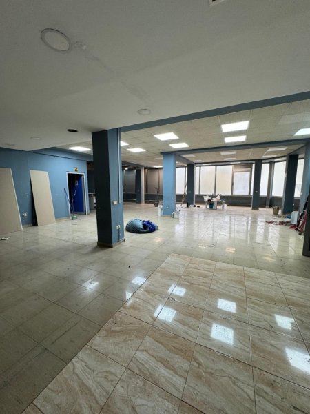 Tirane, jepet me qera ambjent biznesi Kati 2, 200 m² 2.300 € (Kryqezimi Farmacia 10)
