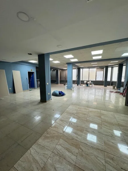 Tirane, jepet me qera ambjent biznesi Kati 2, 200 m² 2.300 € (Kryqezimi Farmacia 10)