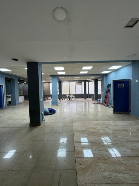 Tirane, jepet me qera ambjent biznesi Kati 2, 200 m² 2.300 € (Kryqezimi Farmacia 10)