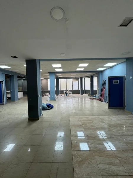 Tirane, jepet me qera ambjent biznesi Kati 2, 200 m² 2.300 € (Kryqezimi Farmacia 10)