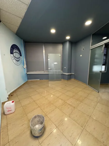 Tirane, jepet me qera ambjent biznesi Kati 2, 200 m² 2.300 € (Kryqezimi Farmacia 10)