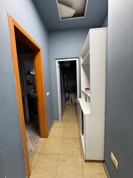 Tirane, jepet me qera ambjent biznesi Kati 2, 200 m² 2.300 € (Kryqezimi Farmacia 10)