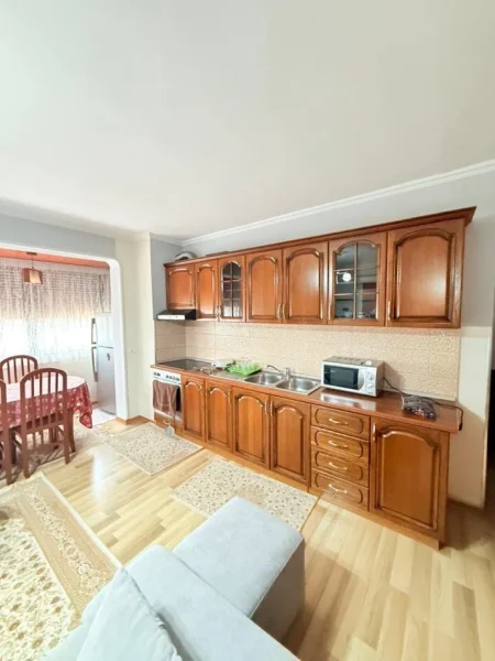 Tirane, jepet me qera apartament 2+1+Ballkon Kati 7, 100 m² 80 € (Fusha Aviacionit)