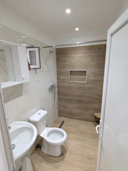 Tirane, jepet me qera apartament 1+1 Kati 0, 60 m² 250 € (kafja rremes)