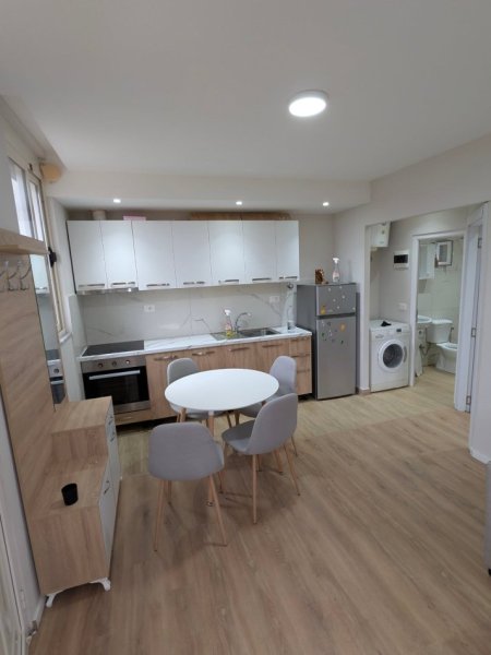 Tirane, jepet me qera apartament 1+1 Kati 0, 60 m² 250 € (kafja rremes)