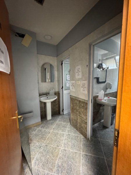 Tirane, jepet me qera ambjent biznesi Kati 2, 200 m² 2.300 € (Kryqezimi Farmacia 10)