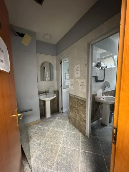 Tirane, jepet me qera ambjent biznesi Kati 2, 200 m² 2.300 € (Kryqezimi Farmacia 10)