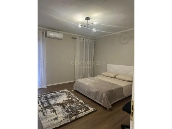 Tirane, jepet me qera apartament 1+1 Kati 4, 78 m² 800 € (Qender)
