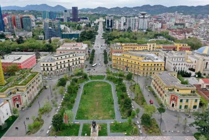 Tirane, jepet me qera apartament 1+1+Ballkon Kati 2, 72 m² 650 € (Qendër Tiranë)