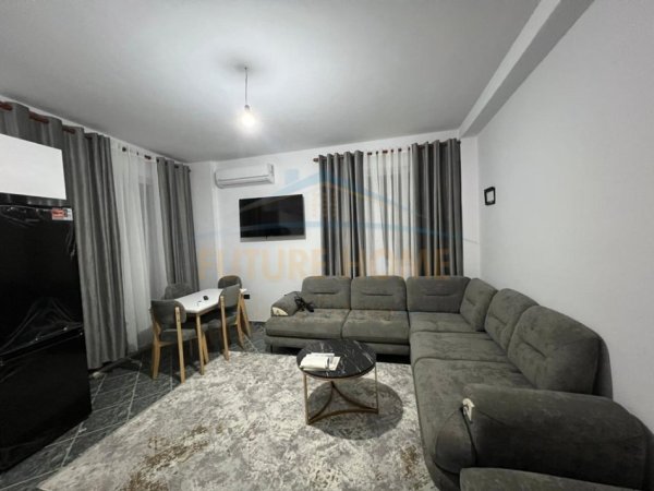 Tirane, jepet me qera apartament 2+1+Ballkon Kati 3, 87 m² 500 € (FRESK)