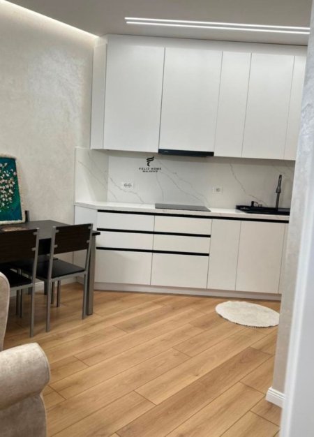 Tirane, jepet me qera apartament 1+1 , 52 m² 700 € (QENDER)