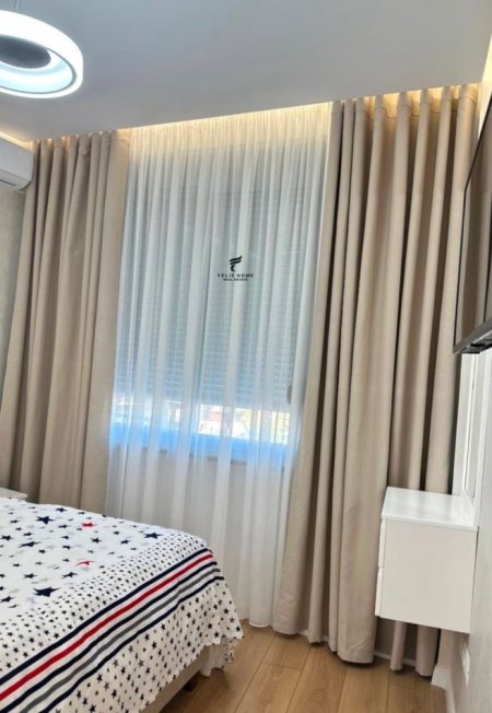 Tirane, jepet me qera apartament 1+1 , 52 m² 700 € (QENDER)