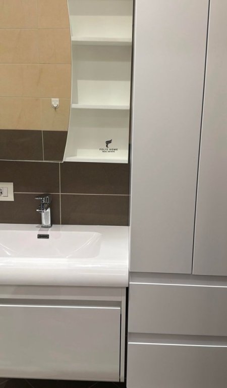 Tirane, jepet me qera apartament 1+1 , 52 m² 700 € (QENDER)