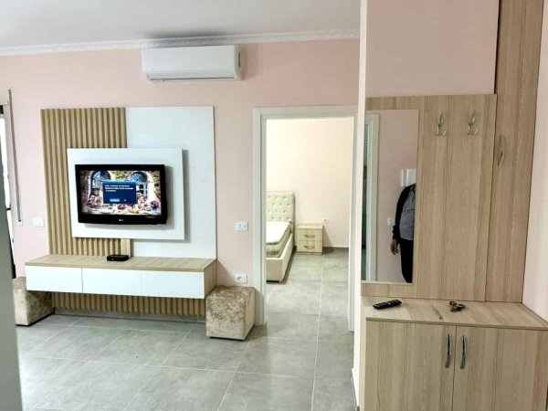 Tirane, jepet me qera apartament 1+1 , 500 € 